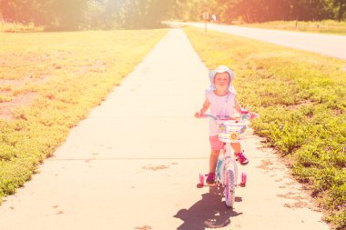 Bisiklete binmek için öğrenme nasıl yürümeye başlayan çocuk 