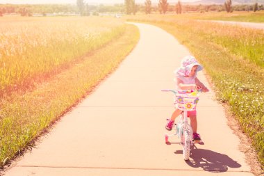 Bisiklete binmek için öğrenme nasıl yürümeye başlayan çocuk 