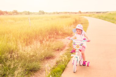Bisiklete binmek için öğrenme nasıl yürümeye başlayan çocuk 