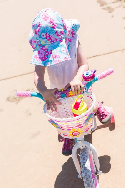 Toddler learning how to ride bicycle — Stock Photo, Image