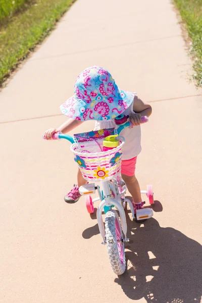 Toddler learning how to ride bicycle — Stock Photo, Image