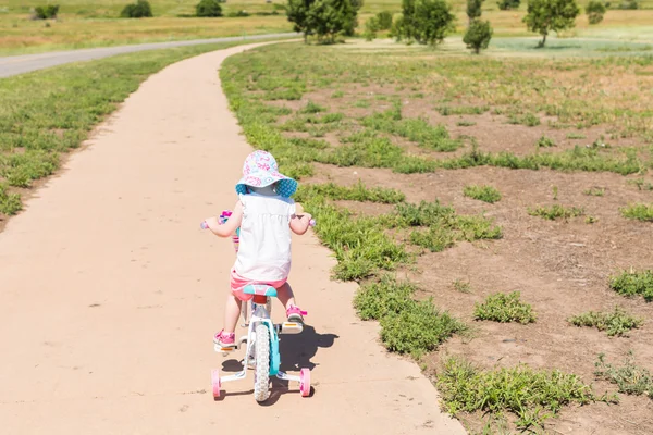Bisiklete binmek için öğrenme nasıl yürümeye başlayan çocuk 
