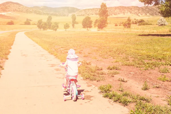 Тодлер вчиться їздити на велосипеді — стокове фото