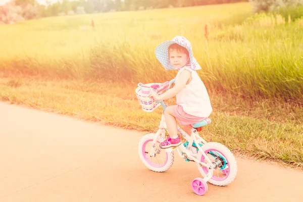 学习如何骑自行车的小孩 — 图库照片