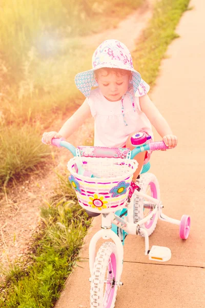 Toddler learning how to ride bicycle — Stock Photo, Image