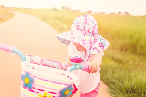 Toddler learning how to ride bicycle — Stock Photo, Image