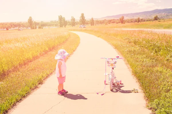 Niño aprendiendo a montar en bicicleta — Foto de Stock