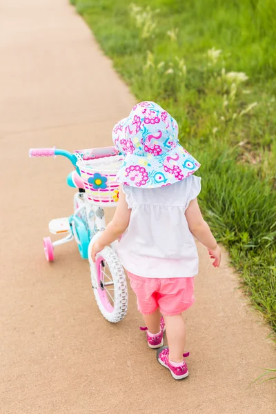 幼児の自転車の乗り方を学習 — ストック写真