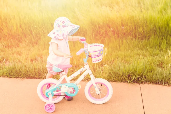 Peuter leren hoe te rijden van de fiets — Stockfoto