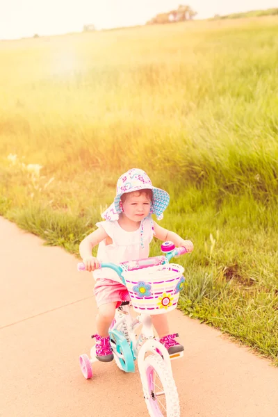 Toddler learning how to ride bicycle — Stock Photo, Image