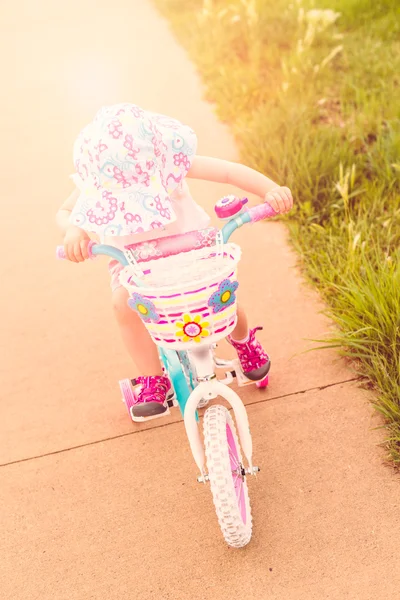 Toddler learning how to ride bicycle — Stock Photo, Image