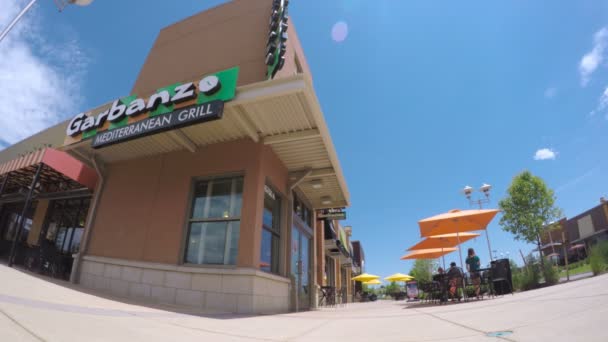 典型的な北アメリカの屋外ショッピング モール — ストック動画