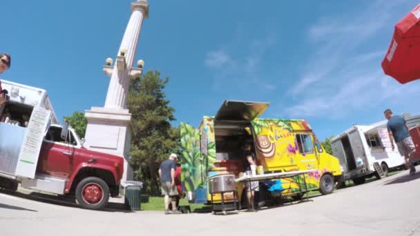 Camioane alimentare la Centrul Civic — Videoclip de stoc