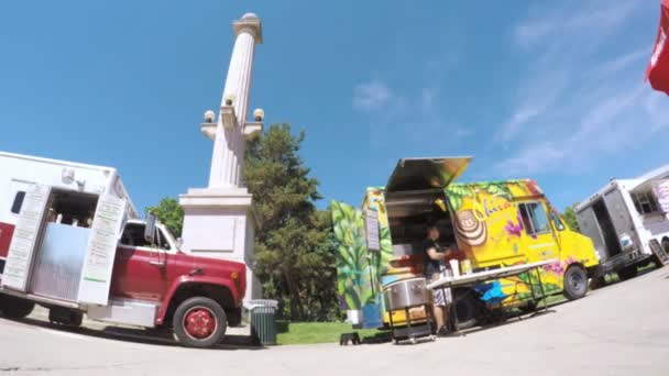 Mat lastbilar vid Civic Center — Stockvideo