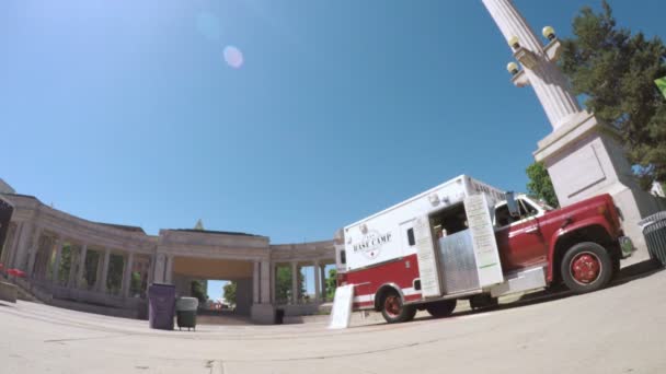 食品的卡车在文娱中心 — 图库视频影像