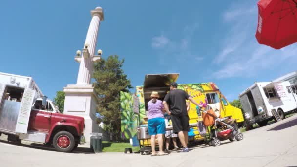 Camions alimentaires au Centre civique — Video