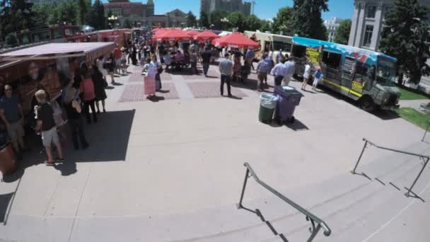 Caminhões de comida no Centro Cívico — Vídeo de Stock