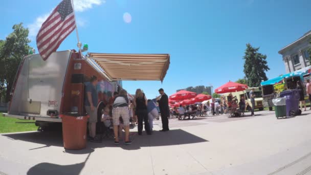 Camiones de comida en el Centro Cívico — Vídeo de stock
