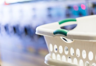 Genel çamaşırhanede, sepet.