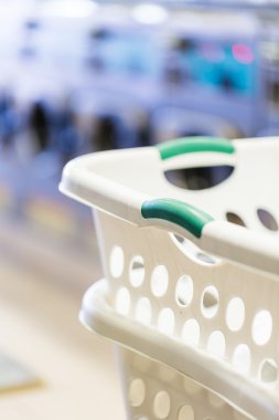 Genel çamaşırhanede, sepet.