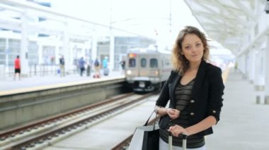 bavul tren istasyonunda platformda kadınla.