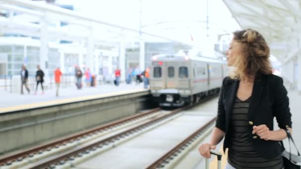 Woman with suitcase on platform at the train station. — Stock Video