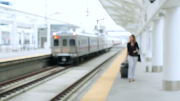 Mujer con maleta en plataforma en la estación de tren . — Vídeos de Stock