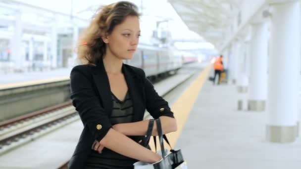 Mujer con maleta en plataforma en la estación de tren . — Vídeos de Stock