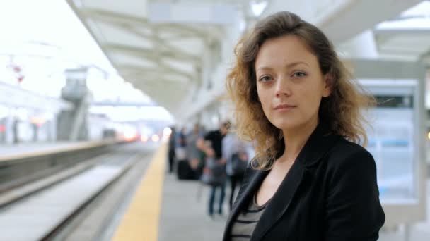 Vrouw met koffer op platform op het station. — Stockvideo