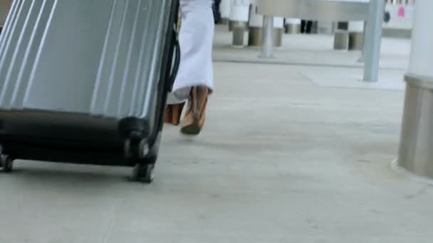 Mujer con maleta en plataforma en la estación de tren . — Vídeo de stock