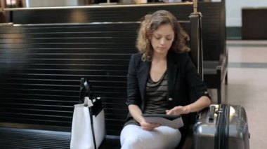 kadın onun tren bekliyorsun çanta 