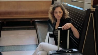 kadın onun tren bekliyorsun çanta 