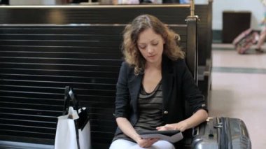 kadın onun tren bekliyorsun çanta 