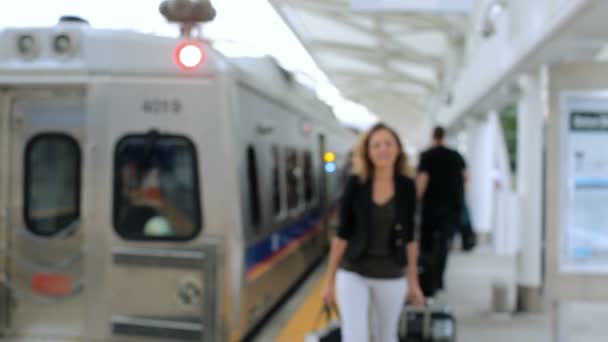 Vrouw met koffer op platform op het station. — Stockvideo