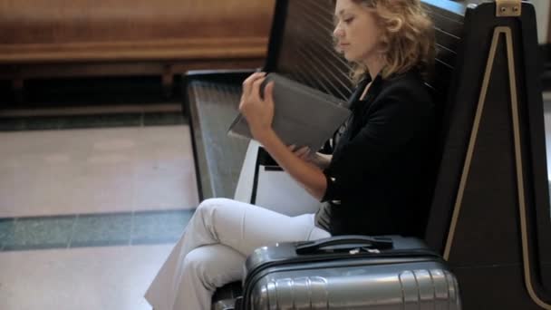 Woman with suitcase waiting for her train — Stock Video