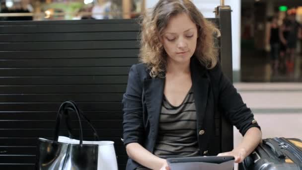 Femme avec valise attendant son train — Video