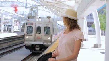 tren ile seyahat kadın