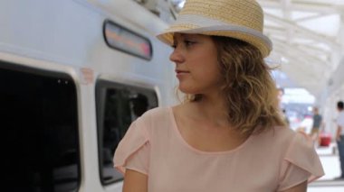 tren ile seyahat kadın