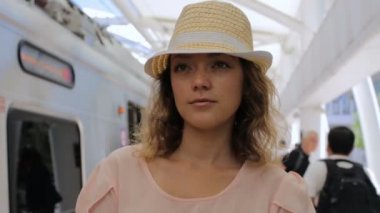 tren ile seyahat kadın