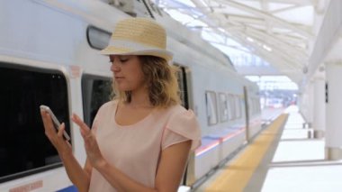 tren ile seyahat kadın