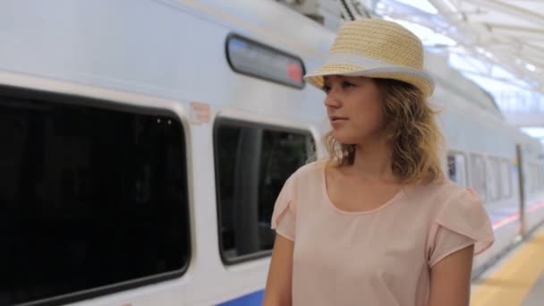 Donna che viaggia in treno — Video Stock