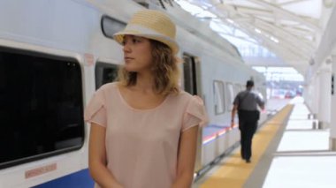 tren ile seyahat kadın