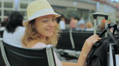 Onu uçuş Havalanı için bekleyen kadın.