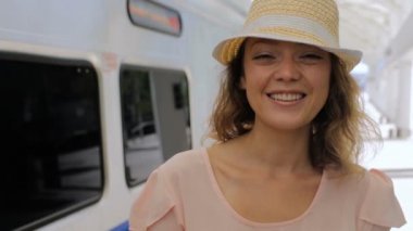 tren ile seyahat kadın