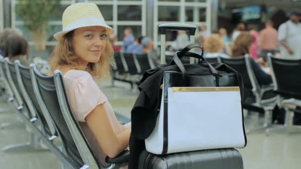 Vrouw te wachten voor haar vlucht op de luchthaven. — Stockvideo