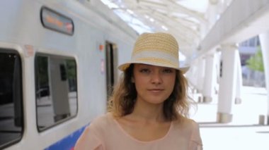 tren ile seyahat kadın