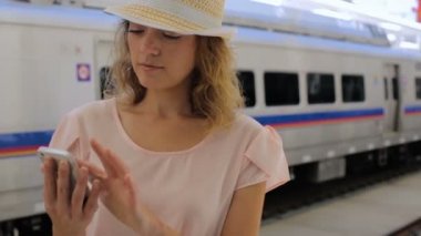 tren ile seyahat kadın