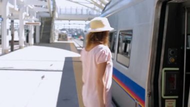 tren ile seyahat kadın