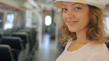 Tren İstasyonu'ndan Uluslararası Havaalanı'na seyahat kadın.