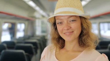 Tren İstasyonu'ndan Uluslararası Havaalanı'na seyahat kadın.